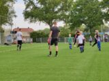 Laatste training S.K.N.W.K. JO7-1 van seizoen 2022-2023 (partijtje tegen de ouders) (21/130)